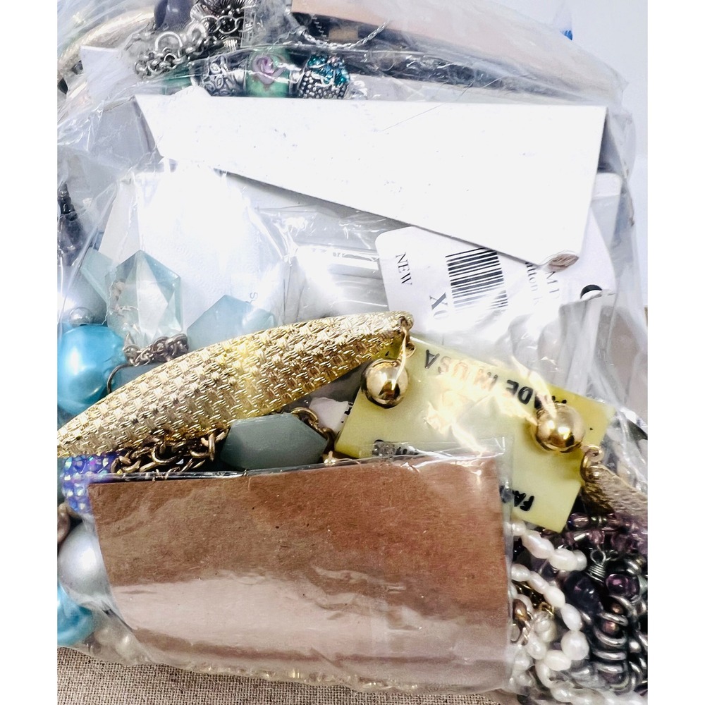 Vintage & Modern Gold & Silver Tone Mixed Metal Scrap/Wearable Jewelry Lot 6lbs - Picture 15 of 16